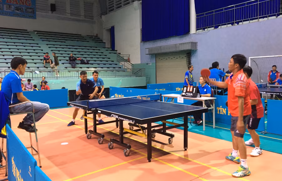 Một trận đấu ở nội dung đôi nam. Ảnh: Thiên Di