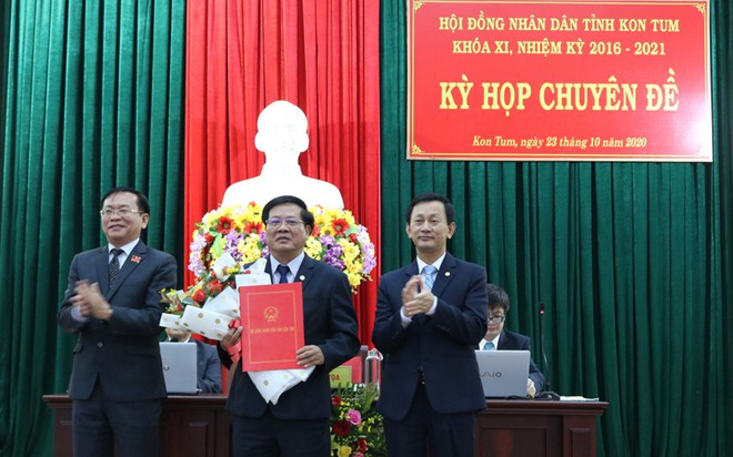Ông Lê Ngọc Tuấn (giữa) được bầu giữ chức Chủ tịch UBND tỉnh Kon Tum. Ảnh: C.T.V