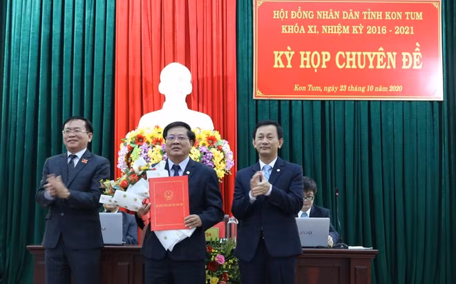Ông Lê Ngọc Tuấn (giữa) được bầu giữ chức Chủ tịch UBND tỉnh Kon Tum. Ảnh: C.T.V