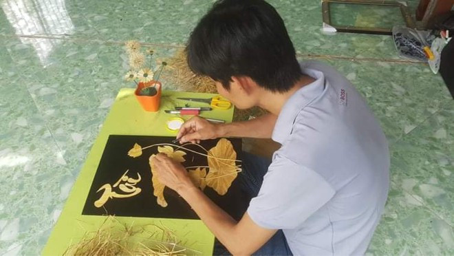 Thầy Linh xử lý rơm, tạo hình và dán ép rơm vào giấy- ẢNH: DUY TÂN