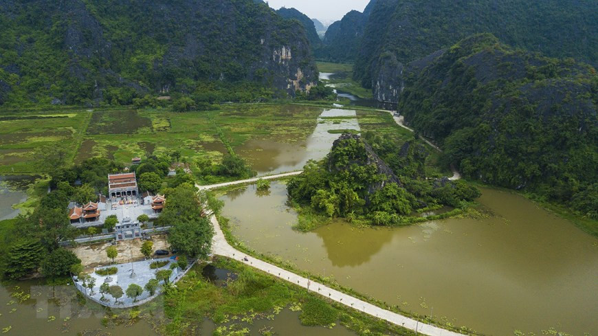 Ngôi đền cổ Thái Vi được bao bọc xung quanh dãy núi thuộc quần thể Khu du lịch Tam Cốc. (Ảnh: Minh Đức/TTXVN) Ngôi đền cổ Thái Vi được bao bọc xung quanh dãy núi thuộc quần thể Khu du lịch Tam Cốc. (Ảnh: Minh Đức/TTXVN)