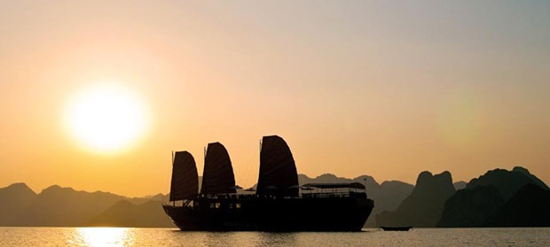 Hoàng hôn trên Vịnh Hạ Long. (Ảnh: CTV) Hoàng hôn trên Vịnh Hạ Long. (Ảnh: CTV)