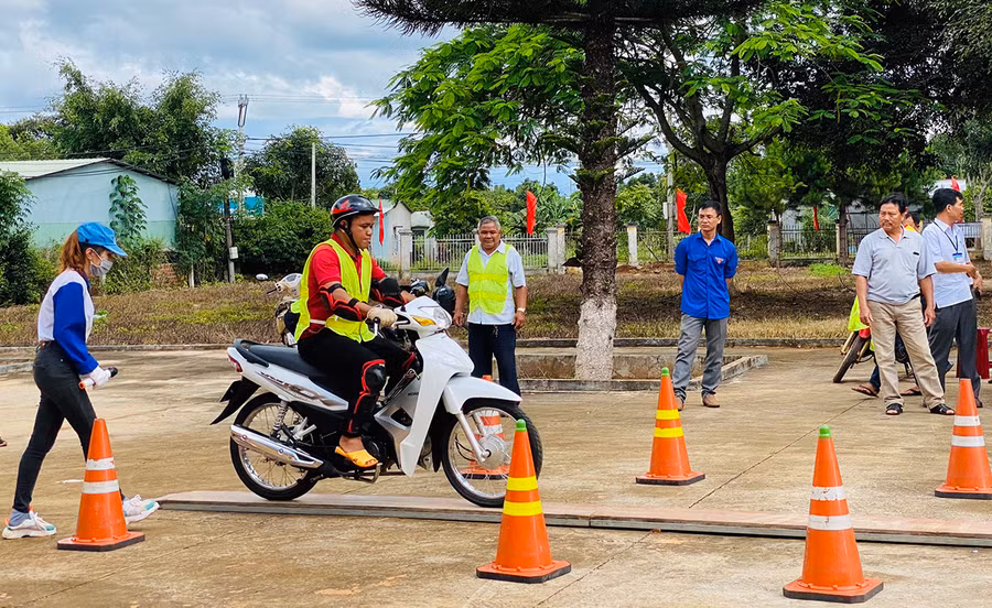  Công ty Honda Đức Dung hướng dẫn thanh niên kỹ năng lái xe an toàn. Ảnh: Phan Lài