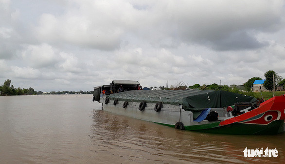 Chiếc ghe chở 100 tấn đường cát nghi nhập lậu từ Campuchia về Việt Nam - Ảnh: TIẾN VŨ Chiếc ghe chở 100 tấn đường cát nghi nhập lậu từ Campuchia về Việt Nam - Ảnh: TIẾN VŨ