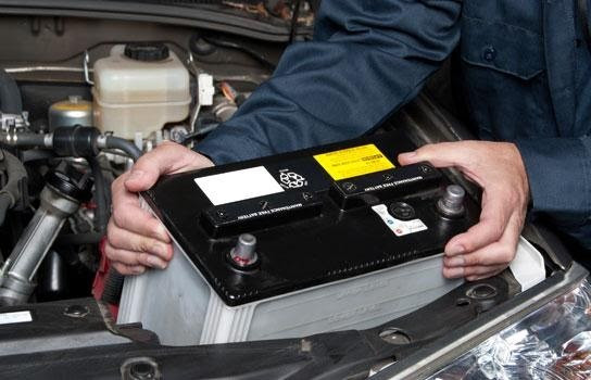 Nên học cách tự bảo dưỡng bình ắc quy ôtô của mình. Ảnh: Autoservice Nên học cách tự bảo dưỡng bình ắc quy ôtô của mình. Ảnh: Autoservice