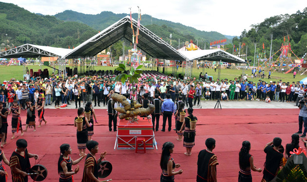 Múa cồng chiêng của người Xơ Đăng quanh biểu tượng Sâm như để dâng lên Thần Sâm.