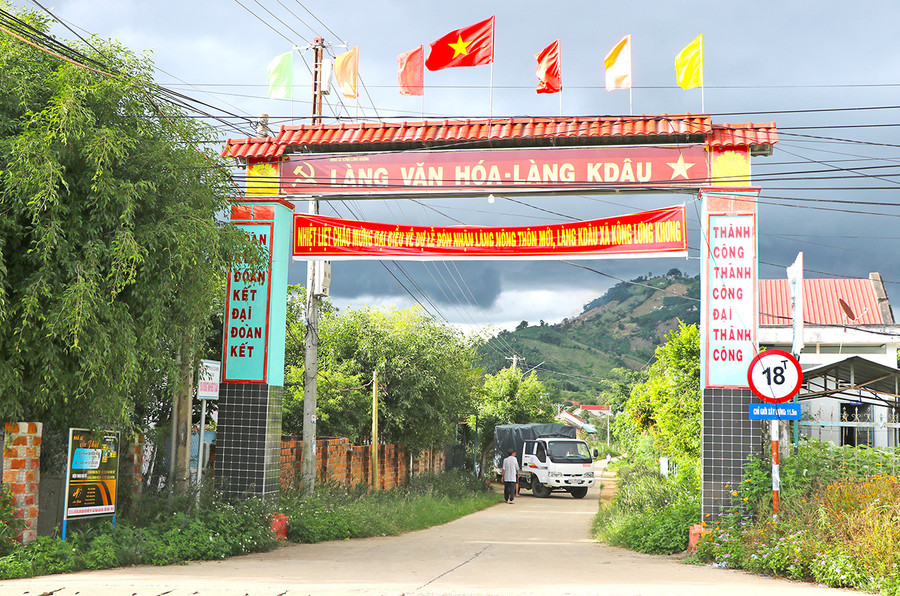 Diện mạo nông thôn làng Kdâu (xã Kông Lơng Khơng, huyện Kbang) ngày càng khởi sắc. Ảnh: Ngọc Minh Bộ mặt nông thôn làng Kdâu (xã Kông Lơng Khơng, huyện Kbang) ngày càng khởi sắc. Ảnh: Ngọc Minh