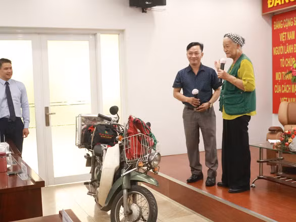 Họa sĩ Đặng Ái Việt cùng chiếc xe vào Nam ra Bắc của bà.