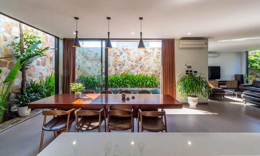 Đừng ngại việc trồng cây xanh bao vây phòng ăn nhà bạn bởi không chỉ mang lại không khí trong lành mà còn tô điểm cho không gian nhà thêm sức sống. Đừng ngại việc trồng cây xanh bao vây phòng ăn nhà bạn bởi không chỉ mang lại không khí trong lành mà còn tô điểm cho không gian nhà thêm sức sống.