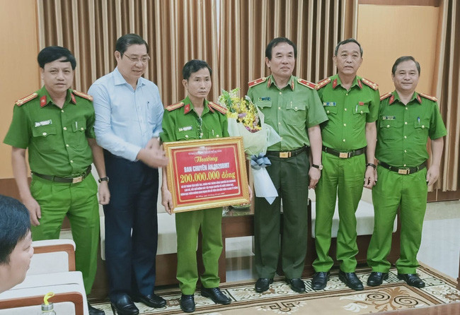 Chủ tịch UBND TP.Đà Nẵng thưởng nóng cho Công an TP.Đà Nẵng 200 triệu đồng cho thành tích phá vụ cá độ trên 10.000 tỷ đồng.