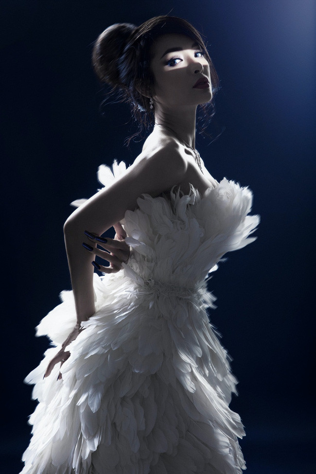 Tạo hình của Phương Trinh Jolie Nguyễn trong bộ ảnh mới như một nàng thiên nga trắng.