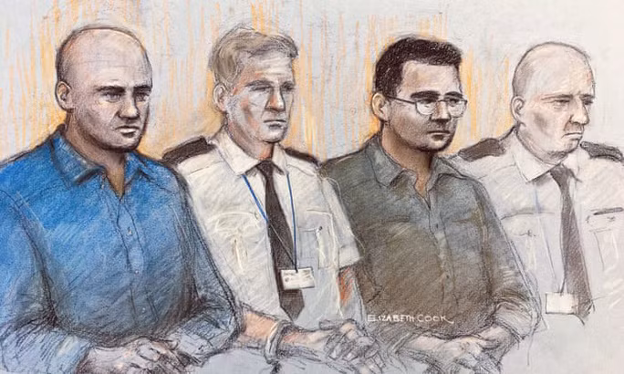 Các bị cáo Gheorghe Nica (áo xanh) và Eamonn Harrison (áo đen) tại toà án. Ảnh: PA