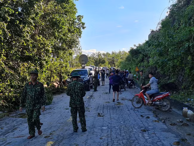 Quân đội đang thông tuyến sạt lở vào Trà Leng.