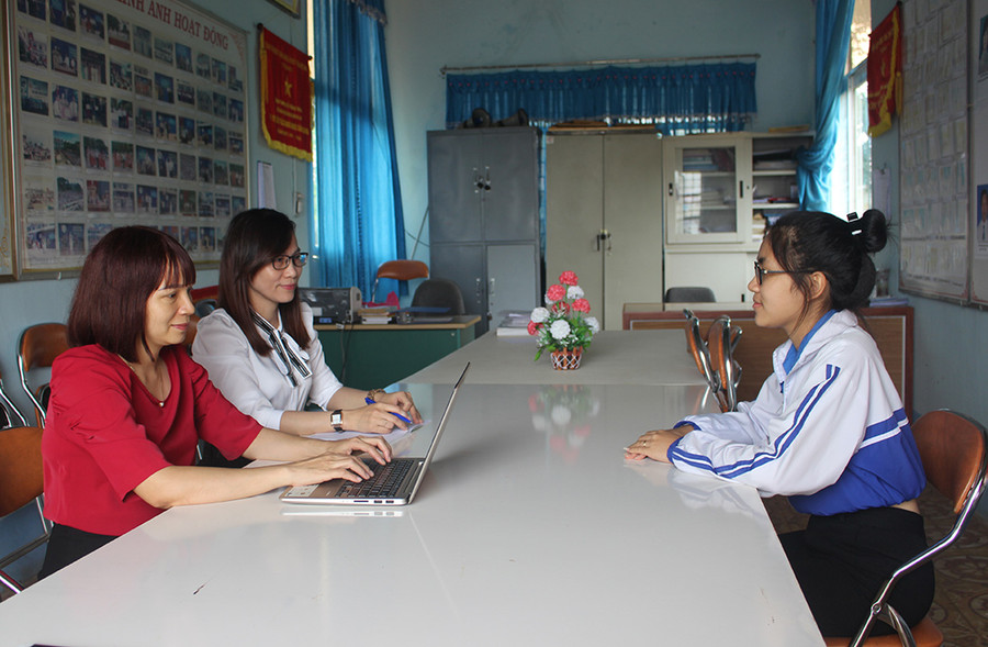 Thành viên Câu lạc bộ Tuổi hồng Trường THPT Mạc Đĩnh Chi (huyện Chư Păh) tư vấn tâm lý cho học sinh. Ảnh: Thủy Bình