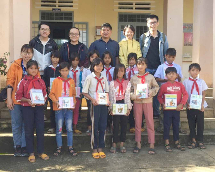 Đoàn trao quà cho các em học sinh có hoàn cảnh khó khăn. Ảnh: Hà Phương
