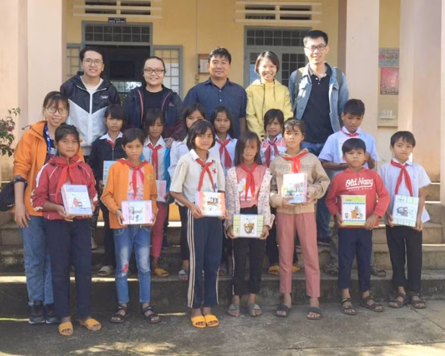 Đoàn trao quà cho các em học sinh có hoàn cảnh khó khăn. Ảnh: Hà Phương