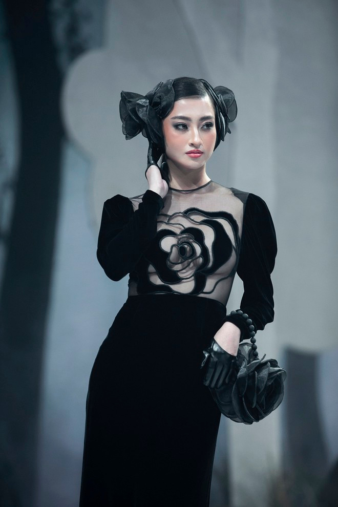 Lan Khuê, Khánh Vân đọ dáng trên sàn diễn Vietnam Runway Fashion Week ảnh 4 Lương Thùy Linh hóa quý cô quyền lực trên sàn diễn.