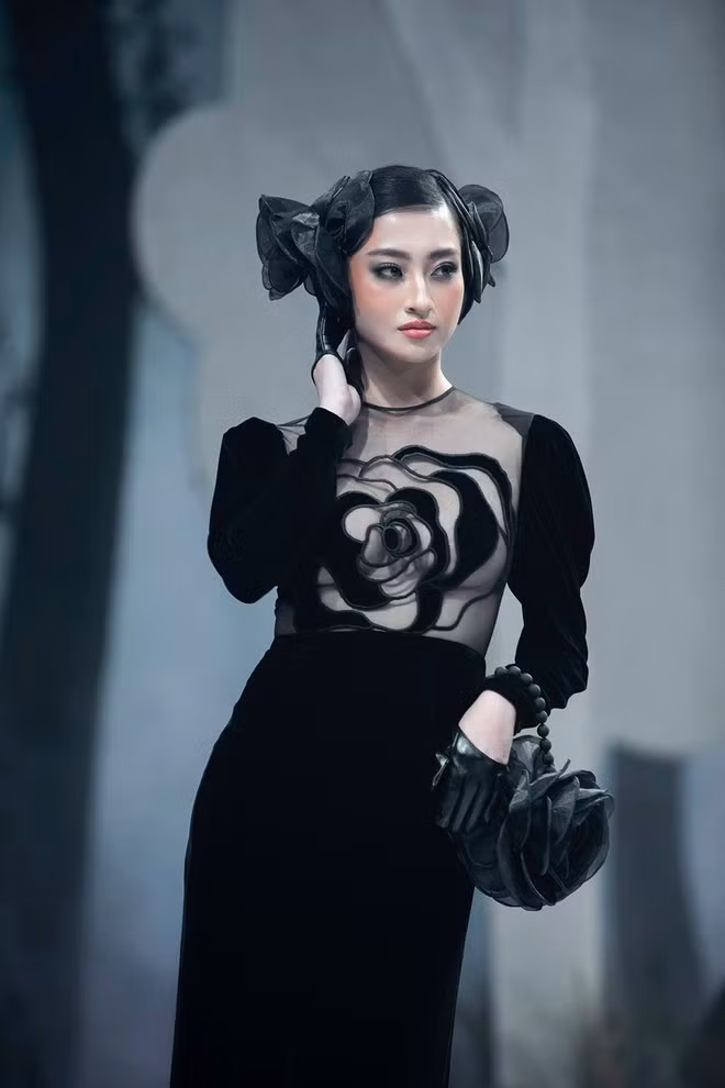 Lương Thùy Linh hóa quý cô quyền lực trên sàn diễn.