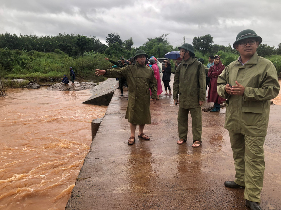 Lực lượng cứu hộ vẫn đang nỗ lực tìm kiếm con trai anh Trường. Ảnh: Lê Nam