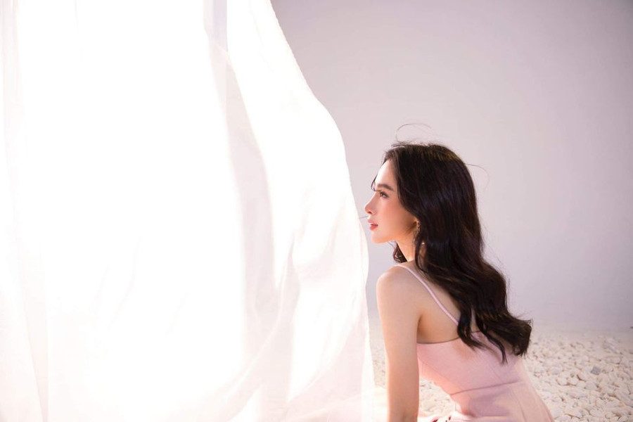 Angela Phương Trinh tên thật là Lê Ngọc Phương Trinh. Khi còn đang học tiểu học năm 2005, cô nàng đã ghi dấu ấn bằng vai diễn đầu đời trong phim 