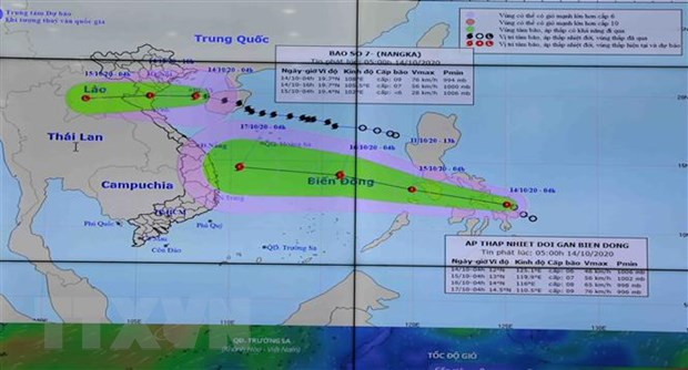 Sơ đồ đường đi của bão số 7 và áp thấp nhiệt đới hình thành gần Biển Đông. (Ảnh: Vũ Sinh/TTXVN)