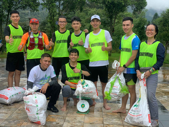  Các runner của Run4Self và Sun World Fansipan Legend cân những túi rác gom được từ cung đường leo núi Fansipan