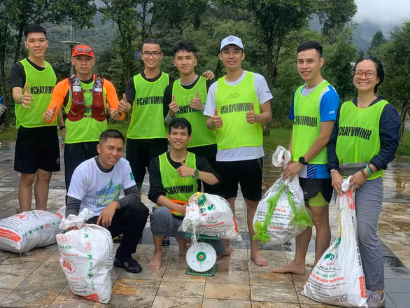  Các runner của Run4Self và Sun World Fansipan Legend cân những túi rác gom được từ cung đường leo núi Fansipan