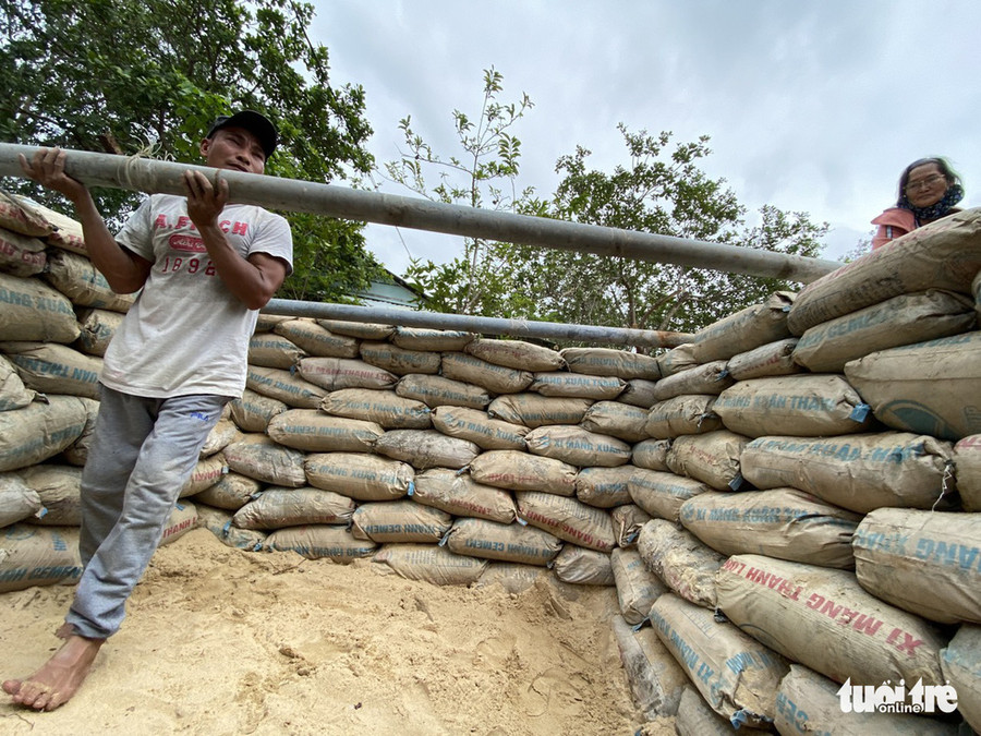 Trên miệng hầm được gác những thanh sắt để lợp mái - Ảnh: LÊ TRUNG