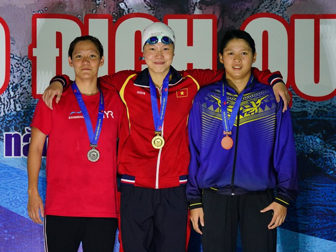 Ánh Viên (giữa) đoạt 3 HCV trong ngày đầu-Ảnh: Độc Lập Ánh Viên (giữa) đoạt 3 HCV trong ngày đầu-Ảnh: Độc Lập