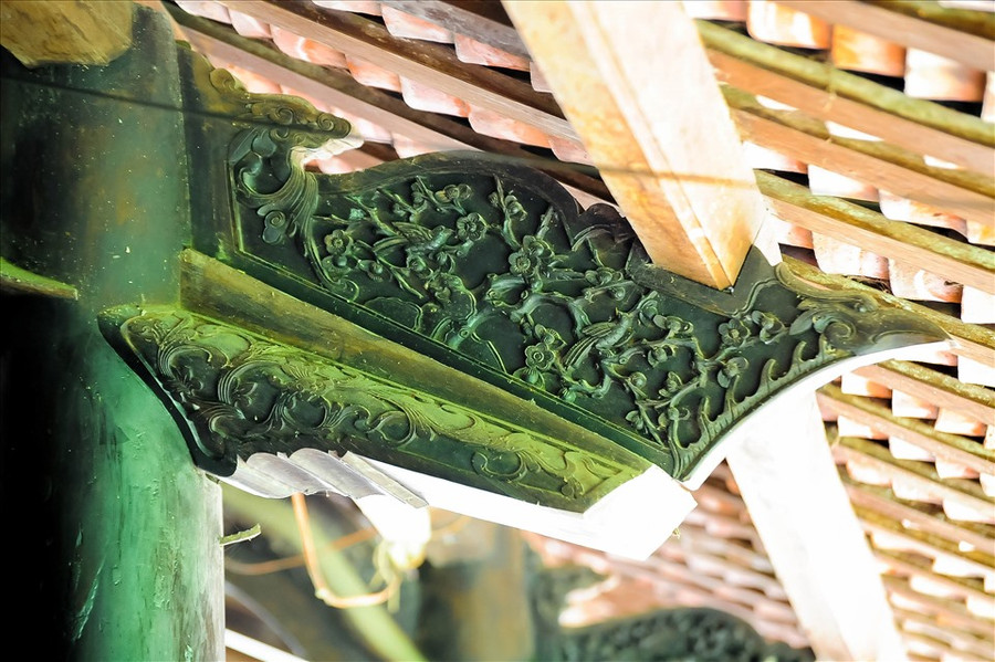  “Để tính số lượng cột cũng rất dễ, chỉ cần đếm số cột ngang 10 cột, chiều dài vô 10 cột rồi cứ thế nhân lên là ra 100 cột. Nhưng do thời gian những hàng cột nhỏ chịu nắng mưa, xuống cấp. Một phần cột cũng bị dỡ bỏ vì khá rườm rà ảnh hưởng đến sinh hoạt hàng ngày của gia đình. Vì vậy, căn nhà hiện chỉ còn 80 cột” - cụ Tồn chia sẻ.