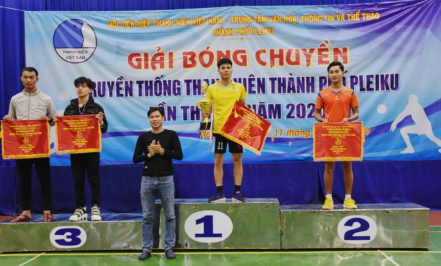 Ban tổ chức trao cúp và cờ cho các đội đạt thành tích xuất sắc tại giải. Ảnh: Hà Phương