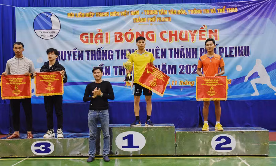 Ban tổ chức trao cúp và cờ cho các đội đạt thành tích xuất sắc tại giải. Ảnh: Hà Phương