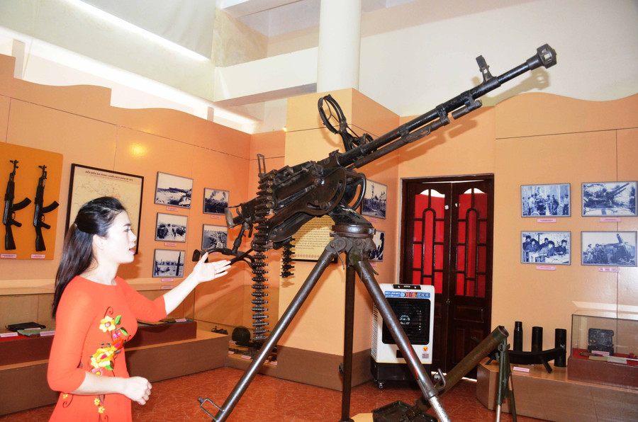 Đại úy quân nhân chuyên nghiệp Nguyễn Thị Vinh giới thiệu những kỷ vật trưng bày tại Bảo tàng Quân đoàn 3. Ảnh: Vĩnh Hoàng