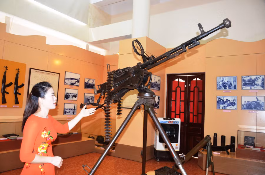 Đại úy quân nhân chuyên nghiệp Nguyễn Thị Vinh giới thiệu những kỷ vật trưng bày tại Bảo tàng Quân đoàn 3. Ảnh: Vĩnh Hoàng