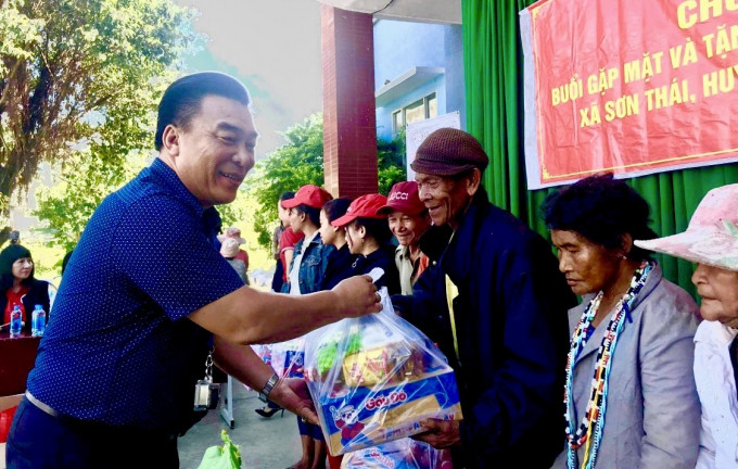 Nhà báo Đoàn Minh Long trao quà cho gia đình chính sách, hộ nghèo.