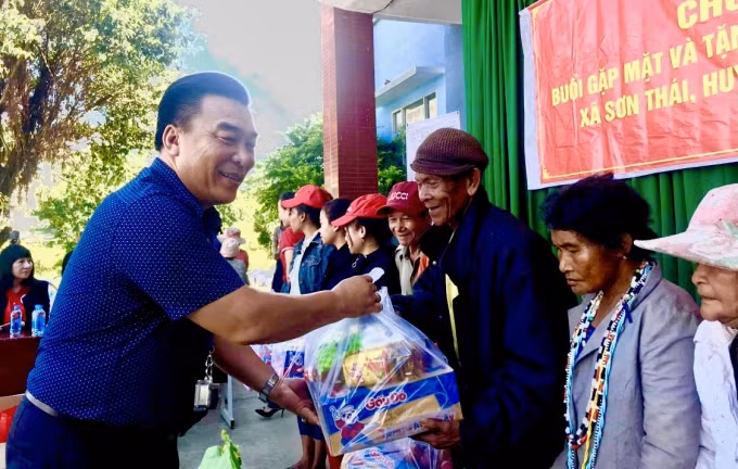 Nhà báo Đoàn Minh Long trao quà cho gia đình chính sách, hộ nghèo.