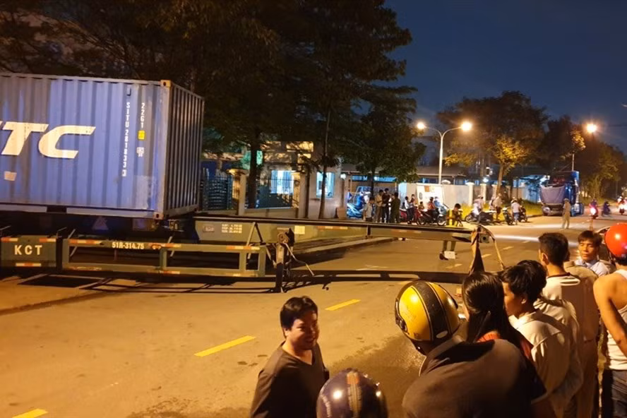 Hiện trường vụ thanh niên va vào rơ mooc container tử vong tại chỗ. Ảnh: Thanh Hải