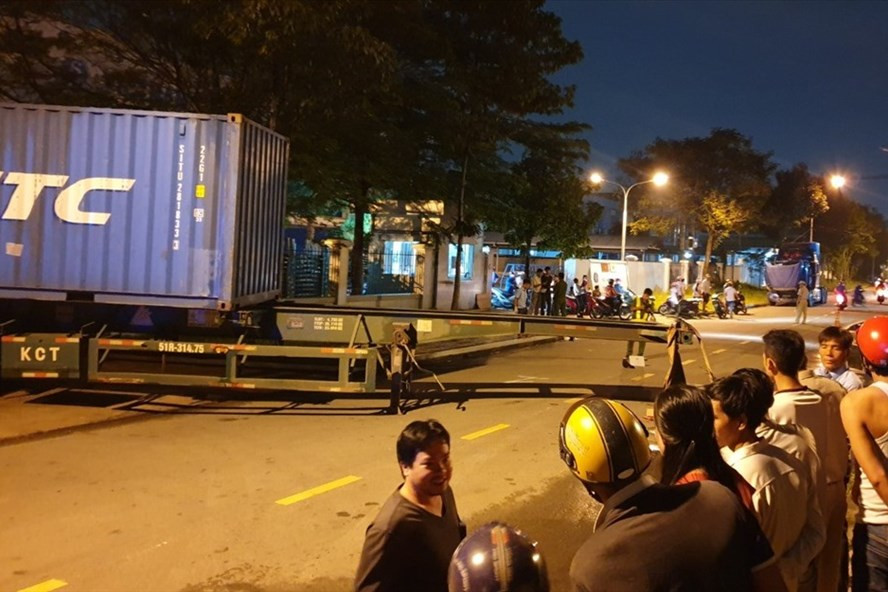 Hiện trường vụ thanh niên va vào rơ mooc container tử vong tại chỗ. Ảnh: Thanh Hải