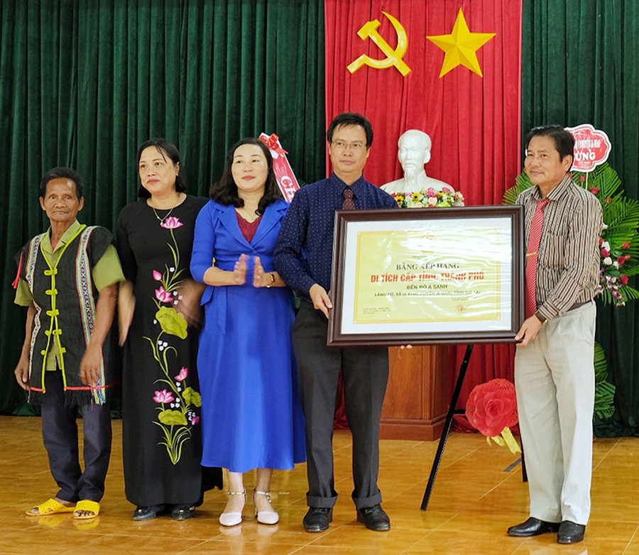 Lãnh đạo Sở Văn hóa-Thể thao và Du lịch trao bằng xếp hạng di tích lịch sử cấp tỉnh “Bến đò A Sanh”. Ảnh: Minh Châu Lãnh đạo Sở Văn hóa-Thể thao và Du lịch trao bằng xếp di tích lịch sử cấp tỉnh “Bến đò A Sanh”. Ảnh: Minh Châu