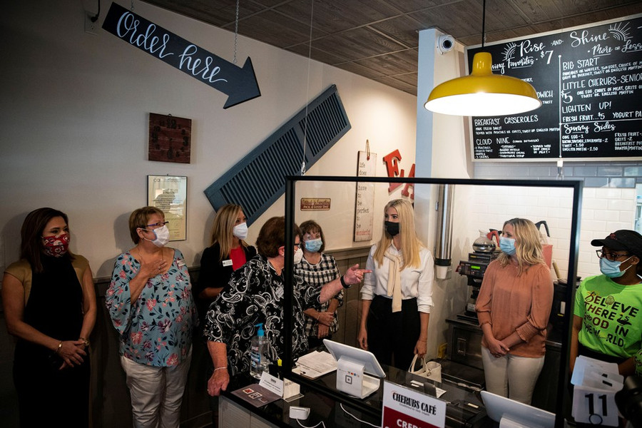 Cố vấn Nhà Trắng Ivanka Trump đi vận động tranh cử cho ông Trump tại bang Bắc Carolina. Ảnh: Reuters