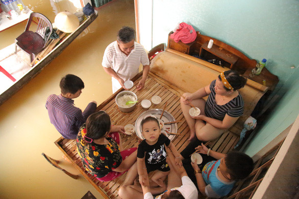 Trên chiếc giường kê cao, cả nhà ông Trà 7 người được ăn bữa cơm sau nhiều ngày nhà hết gạo - Ảnh: ĐOÀN NHẠN  Trên chiếc giường kê cao, cả nhà ông Trà 7 người được ăn bữa cơm sau nhiều ngày nhà hết gạo - Ảnh: ĐOÀN NHẠN