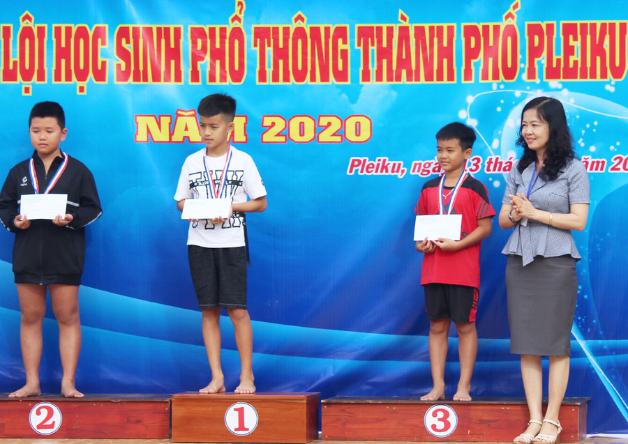  Lãnh đạo Phòng Giáo dục và Đào tạo TP. Pleiku trao giải cho các VĐV đạt thành tích cao tại Giải Bơi lội học sinh phổ thông thành phố. Ảnh: Nguyễn Tú