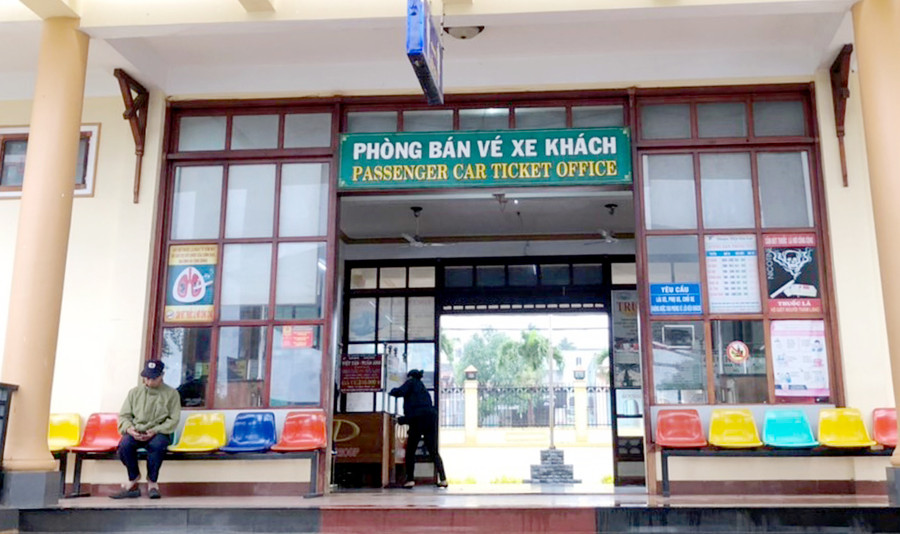 Khu vực bán vé của Bến xe Đức Long Gia Lai không một bóng người. Ảnh: Hải Lê