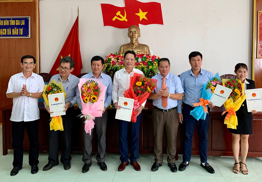 Giám đốc Sở Kế hoạch và Đầu tư Hồ Phước Thành (thứ 3 từ phải sang) trao giấy chứng nhận đăng ký đầu tư cho các doanh nghiệp. Ảnh: Hà Duy  Giám đốc Sở Kế hoạch và Đầu tư Hồ Phước Thành (thứ 3 từ phải sang) trao giấy chứng nhận đăng ký đầu tư cho các doanh nghiệp. Ảnh: H.D