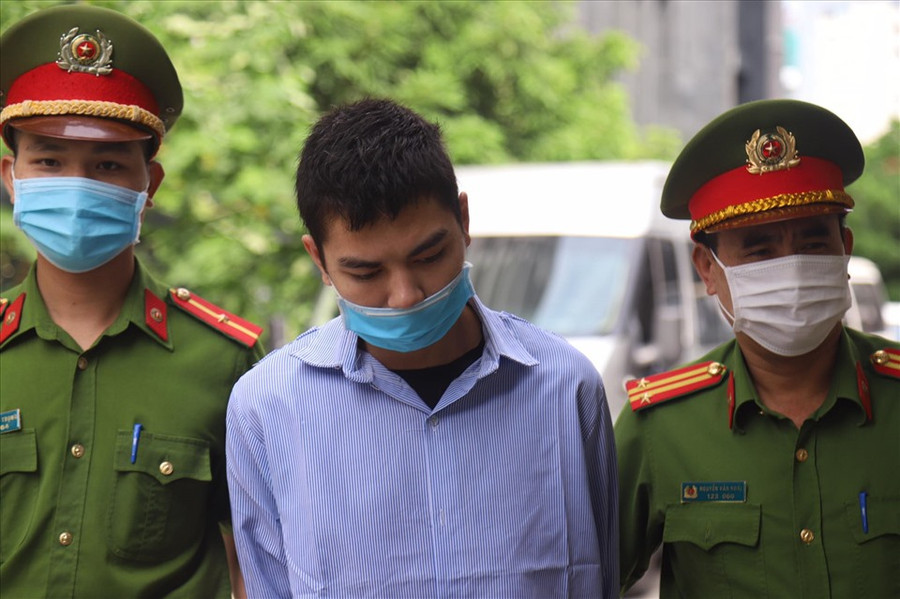  Cảnh sát dẫn giải Đinh Văn Trường (giữa) vào phòng xử. Ảnh: V.Dũng.