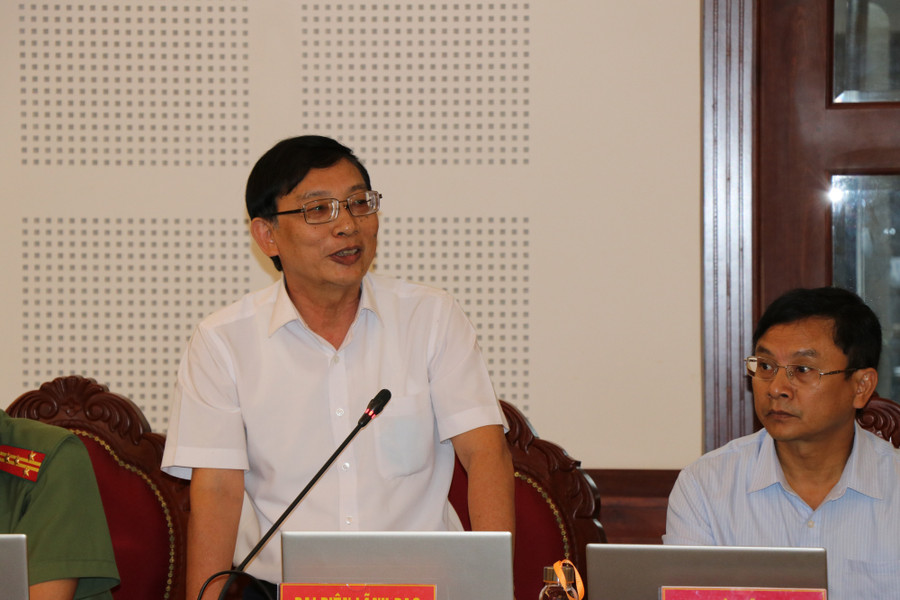 Phó Giám đốc Sở Y tế tỉnh Gia Lai - ông Nguyễn Đình Tuấn trả lời trước UBND tỉnh, đã có văn bản yêu cầu BVĐK tỉnh Gia Lai rà soát các máy móc xã hội hóa. Ảnh Đình Văn