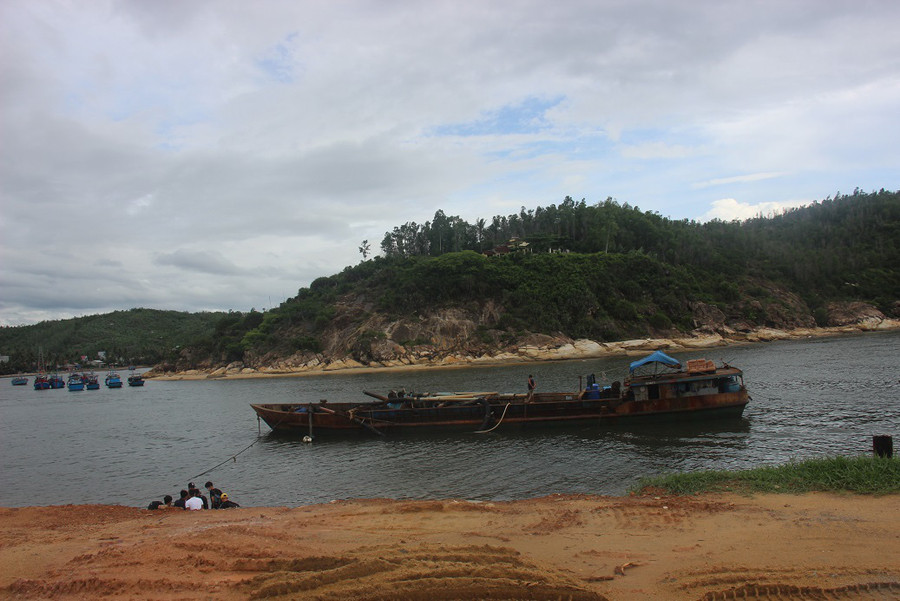 Tàu hút cát thực hiện nhiệm vụ khơi thông luồng lạch. Ảnh: Dũ Tuấn.