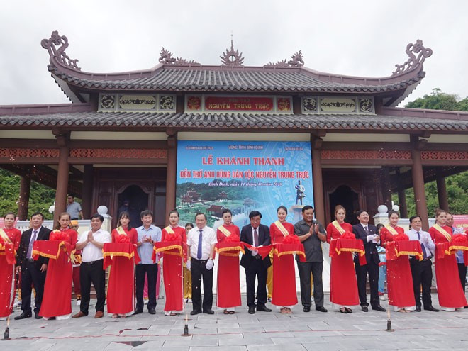 Cắt băng khánh thành Đền thờ anh hùng dân tộc Nguyễn Trung Trực tại Bình Định ẢNH: HOÀNG TRỌNG