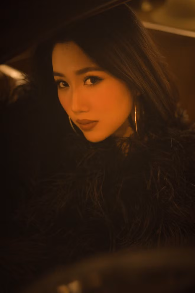 Bộ ảnh được thực hiện tại một biệt thự cổ ở Đà Lạt, Thúy Ngân tự trang điểm cho mình ẢNH: NHÂN PHẠM