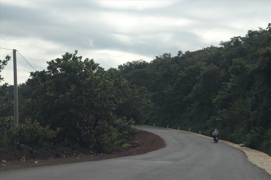  Đoạn Dốc đèo 5 cây, thuộc thôn 5, xã Thống Nhất có đèo dốc nguy hiểm. Ảnh: Đình Trọng